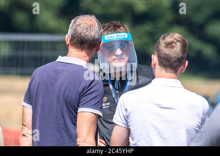 24 juin 2020, Rhénanie-du-Nord-Westphalie, Verl : un employé de la ville de Verl est équipé d'un masque facial et discute avec ses collègues. Après l'apparition de la couronne dans le robot de transformation de la viande Tönnies, les autorités imposent également un confinement dans le district de Gütersloh et le district voisin. Photo: David Inderlied/dpa Banque D'Images