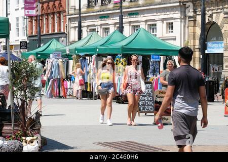 Hereford, Herefordshire UK - mercredi 24 juin 2020 - UK Weather - Shoppers visitez le marché de Hereford portant des shorts et des lunettes de soleil lors d'une journée très chaude avec des températures locales qui montent à 29c - photo Steven May / Alay Live News Banque D'Images