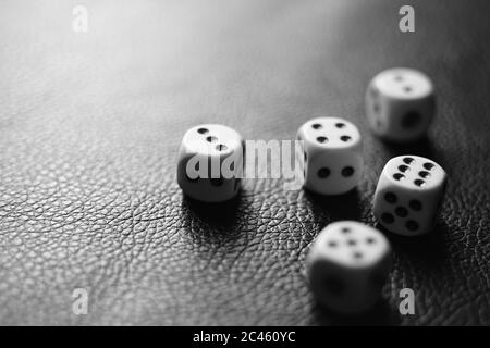 Plusieurs dés sur la table. Photo en noir et blanc Banque D'Images