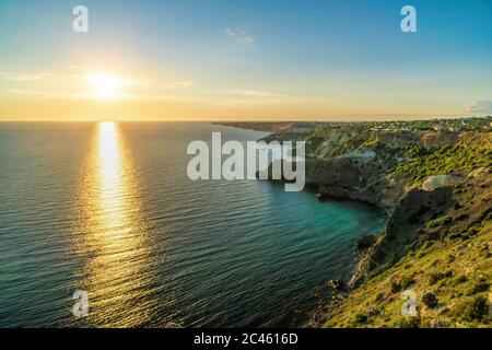 Vue panoramique sur la mer, vue sur la mer rocheuse, mer calme et coucher de soleil. Copier l'espace. Copier l'espace. Concept de voyage en plein air, nature et monde de la beauté Banque D'Images