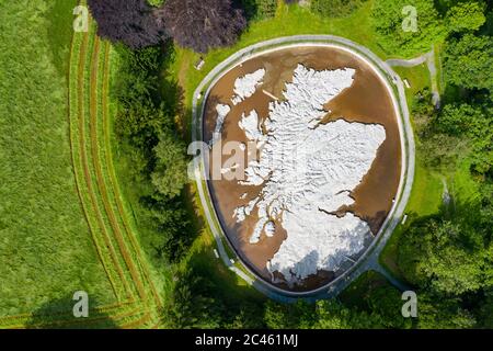 Eddleston, Écosse, Royaume-Uni. 24 juin 2020. Une vue aérienne de la Grande carte polonaise de l'Écosse, comme si elle était le reflet des conditions ensoleillées et sans nuage dont jouissait l'Écosse aujourd'hui. La carte est un modèle tridimensionnel d'Écosse à l'échelle en béton de 50 m x 40 m, situé à l'hôtel Barony Castle, Eddleston près de Peebles. Il a été construit par Jan Tomasik, ancien combattant polonais, entre 1974 et 1979 et est déclaré comme le plus grand modèle de relief du monde. La sculpture est un bâtiment classé de catégorie B. Iain Masterton/Alay Live News Banque D'Images