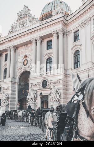 Fiaker de Vienne, calèche en face du Palais impérial - Hofburg Banque D'Images