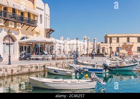 Bâtiments colorés dans le village de Rethymno, en Crète, dans le port vénitien Banque D'Images