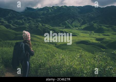 KOHIMA, INDE - 29 juillet 2019 : une randonnée canadienne dans la vallée inexplorée du Dzukou, dans l'un des États du nord-est de l'Inde Banque D'Images