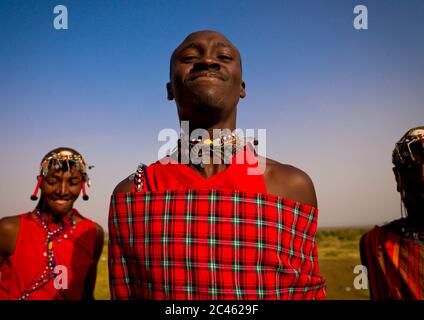 Masai Warriors Dancing, comté de Nakuru, Nakuru, Kenya Banque D'Images