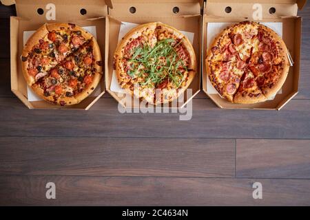 3 différents types de pizzas en boîtes de livraison Banque D'Images