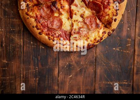 Pizza au pepperoni moelleux dans le style américain mis sur table en bois vieux Banque D'Images