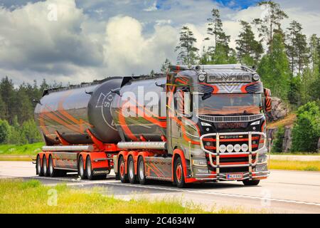 Scania S650 Truck 2019 Kuljetus Auvinen Oy pour le transport en vrac le long de l'autoroute, un beau jour d'été. Paimio, Finlande. 16 juin 2020. Banque D'Images