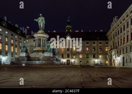 Vienne la nuit. Kaiser Franz II Monument au palais Hofburg à Vienne, Autriche. Exposition longue. Banque D'Images