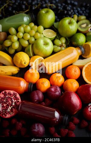 Divers fruits et légumes sains formés en composition arc-en-ciel Banque D'Images