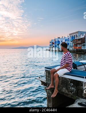 Jeune homme en vacances à l'île grecque de Mykonos, des hommes se détendant dans le petit village de venise de l'île de Mykonos Banque D'Images