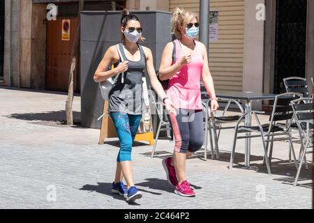 Ubeda, Jaen, Espagne - 19 juin 2020 : deux femmes marchant et portant des masques de protection ou médicaux pendant l'état d'alarme et la quarantaine en Espagne. Banque D'Images