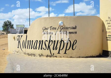 KOLMANSKOP, NAMIBIE - 27 JANVIER 2016: Entrée dans la ville de Kolmanskop, ville de diamants fantômes abandonnée, qui est lentement avalée par le désert Banque D'Images