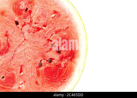 Tranche de moitié de pastèque fraîche biologique à texture rouge. Gros plan. Pastèque juteuse, mûre, douce isolée sur blanc avec espace de copie. Banque D'Images