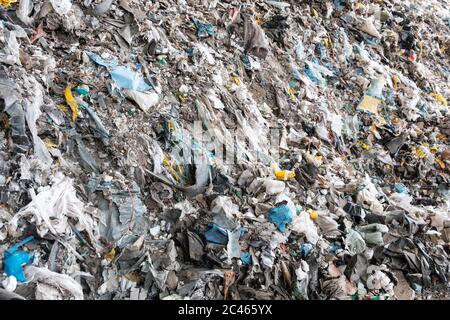 fermeture des ordures, déchets plastiques et déchets dans l'usine de recyclage - Banque D'Images