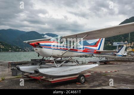 Vue du Seaplane Cessna 172N Skyhawk 100 II exploité par l'Aero Club Como sur les rives du lac de Côme, à une journée d'été nuageux, Côme, Italie. Banque D'Images