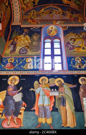 Kovilj, Voïvodine / Serbie - 20 octobre 2019 : fresques du monastère de Kovilj, monastère orthodoxe serbe dédié à Saint Archanges Gabriel et Banque D'Images