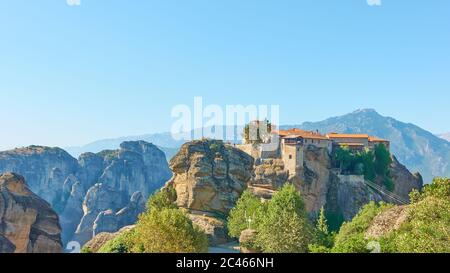 Vue panoramique sur les Météores en Grèce avec l'ancien monastère de Varlaam - paysage grec coloré Banque D'Images