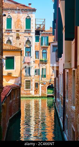 Maisons anciennes par un étroit canal latéral à Venise, Italie. Paysage urbain vénitien Banque D'Images