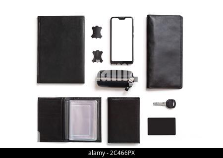 Flat Lay Set vêtements classiques pour hommes, veste pantalon chemise noeud cravate cuir ceinture chaussures poignet montre portefeuille stylos parapluie canne voiture clés éléments isolés sur Banque D'Images