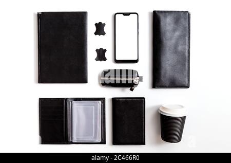 Flat Lay Set vêtements classiques pour hommes, veste pantalon chemise noeud cravate cuir ceinture chaussures poignet montre portefeuille stylos parapluie canne voiture clés éléments isolés sur Banque D'Images