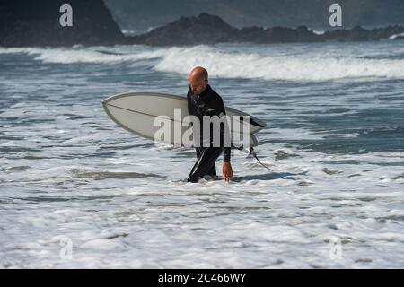 surfeur quittant l'eau Banque D'Images