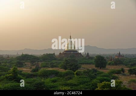 Vue sur les plaines de Bagan, Myanmar avec lumière douce et chaude, temples bouddhistes Banque D'Images