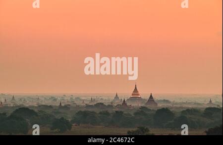 Vue sur les plaines de Bagan, Myanmar avec lumière douce et chaude, temples bouddhistes Banque D'Images