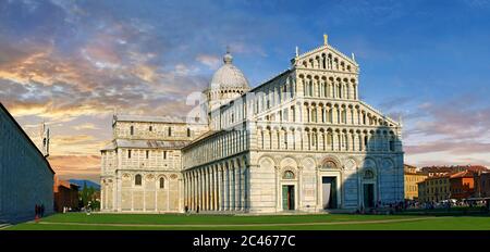 Vue sur le Duomo roman de Pise au coucher du soleil Banque D'Images