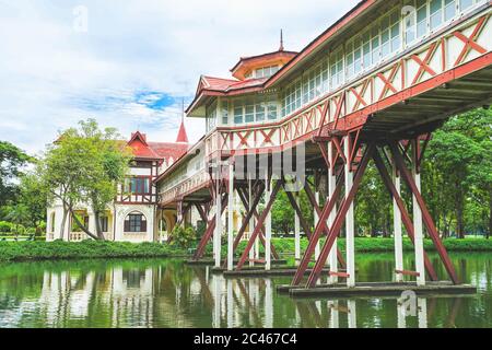 Résidence Mareerajaratanabulung et connexion de voies de chemin en bois au palais Sanamchandra, province de Nakhon Pathom, Thaïlande. Banque D'Images