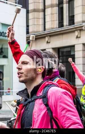 LONDRES/ANGLETERRE – FÉVRIER 22 2020 : extinction les manifestants de la rébellion jouent la batterie pendant le 2020 février mars avec les parents 4 avenir Banque D'Images