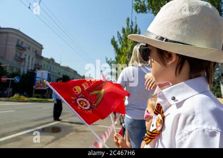 Donetsk, Donetsk People Republic, Ukraine - 24 juin 2020 : les jeunes enfants sont debout avec des drapeaux et attendent l'exposition de véhicules blindés pendant le vainqueur Banque D'Images