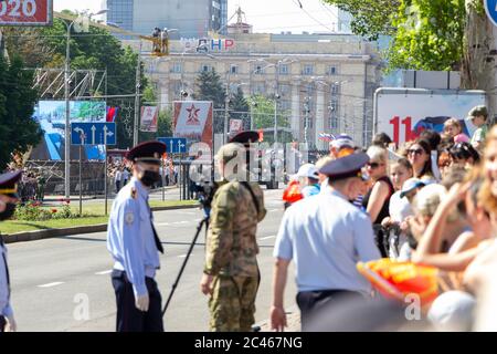 Donetsk, Donetsk People Republic, 24 juin 2020 : une foule de personnes sur la rue principale de la ville pendant la parade de la victoire. La police tient ba Banque D'Images