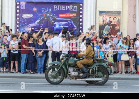 Donetsk, Donetsk People Republic - 24 juin 2020 : des militaires en motocyclettes de la Seconde Guerre mondiale longent la rue principale pendant le défilé Banque D'Images