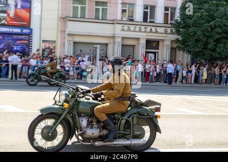 Donetsk, Donetsk People Republic - 24 juin 2020 : des militaires en motocyclettes de la Seconde Guerre mondiale longent la rue principale pendant le défilé Banque D'Images