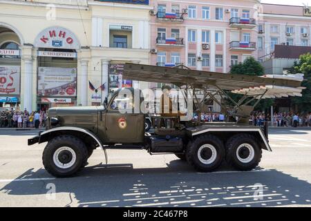 Donetsk, Donetsk People Republic, Ukraine - 24 juin 2020 : une colonne de plusieurs systèmes soviétiques de lancement de fusées Katyusha se déplace le long de la durine de la rue Artyoma Banque D'Images