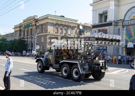 Donetsk, Donetsk People Republic, Ukraine - 24 juin 2020 : une colonne de plusieurs systèmes soviétiques de lancement de fusées Katyusha se déplace le long de la durine de la rue Artyoma Banque D'Images