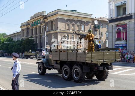 Donetsk, Donetsk République populaire - 24 juin 2020: Des camions militaires soviétiques avec des mitrailleuses lourdes et des soldats en uniforme ancien sur elle se déplaçant sur Arte Banque D'Images