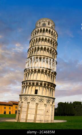 Vue sur la Tour de Pise, la Tour de la cloche, Piazza del Miracoli , Pise, Italie Banque D'Images