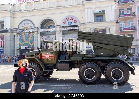 Donetsk, Donetsk People Republic, Ukraine - 24 juin 2020 : une colonne de plusieurs systèmes soviétiques de lance-roquettes Grad se déplace le long de la rue Artyoma pendant la TH Banque D'Images