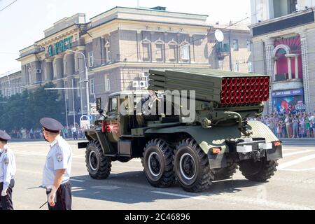 Donetsk, Donetsk People Republic, Ukraine - 24 juin 2020 : une colonne de plusieurs systèmes soviétiques de lance-roquettes Grad se déplace le long de la rue Artyoma pendant la TH Banque D'Images