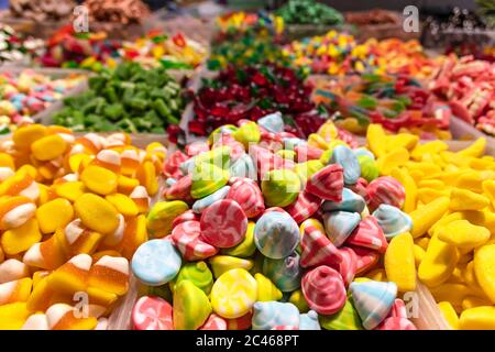 Des bonbons orientaux colorés de formes variées se trouvent sur un comptoir de marché Banque D'Images