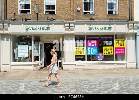 Windsor, Berkshire, Royaume-Uni. 24 juin 2020. Le magasin Laura Ashley de Windsor, Berkshire, est de nouveau ouvert après le blocage du coronavirus. Cependant, les administrateurs ont été nommés car de nombreux magasins, dont Windsor, ont maintenant fermé leurs portes. Crédit : Maureen McLean/Alay Live News Banque D'Images