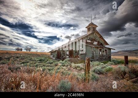 Schoolhouse abandonné dans la région de Palouse au sud de Washington, dans le nord-ouest des États-Unis, surplombant la rivière Columbia avec des nuages Banque D'Images