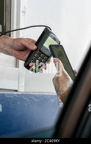 06 21 2020 Russie, Moscou, paiement sans contact par téléphone pour les déplacements sur route à péage. Un conducteur dans un gant jetable paie pour les déplacements depuis la voiture Banque D'Images