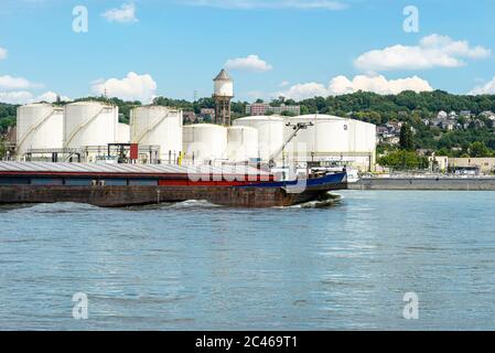 Silos de stockage, dépôt de pétrole et d'essence sur les rives de la rivière en Allemagne de l'Ouest sur un beau ciel bleu avec des nuages. Barre à charbon visible Banque D'Images