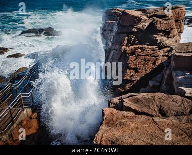 Thunder Hole, une petite crique, naturellement sculptée dans les rochers, où les vagues se roulent, parc national Acadia, Maine, États-Unis, Amérique du Nord Banque D'Images