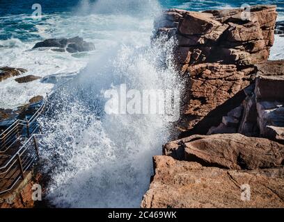 Thunder Hole, une petite crique, naturellement sculptée dans les rochers, où les vagues se roulent, parc national Acadia, Maine, États-Unis, Amérique du Nord Banque D'Images