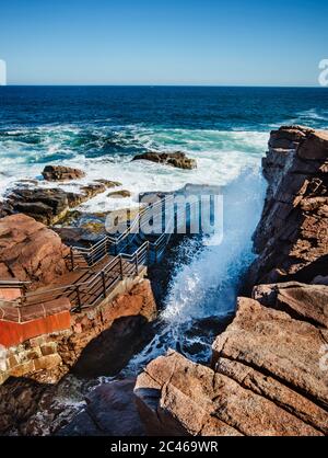 Thunder Hole, une petite crique, naturellement sculptée dans les rochers, où les vagues se roulent, parc national Acadia, Maine, États-Unis, Amérique du Nord Banque D'Images