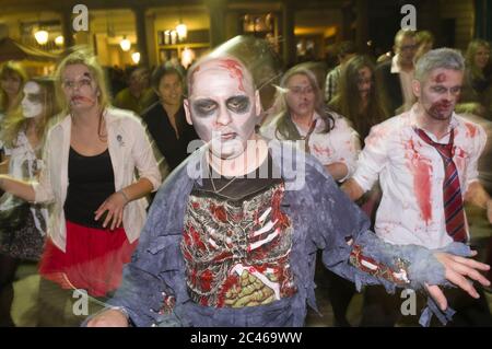 Mass Thriller Dance, Covent Garden, Londres, une partie de « Thriller le monde » une danse annuelle simultanée mondiale de « Thriller » de Michael Jackson. Le Banque D'Images